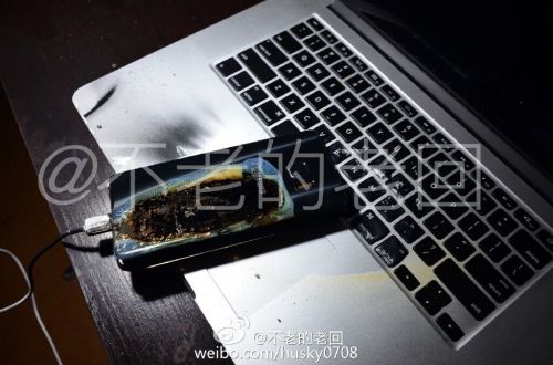 根據(jù)圖片來看，蘋果MacBook Pro筆記本觸控面板左邊部分被熏黑，而且該網(wǎng)友也提供了充電設(shè)備，就是三星Note 7原裝充電器。