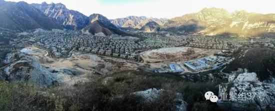 河北淶水“青青小鎮(zhèn)”1-6期全景圖，上百棟別墅組成的別墅群依山而建。部分山體被炸平，準(zhǔn)備建起聯(lián)排雙拼別墅。    新京報記者 大路 攝