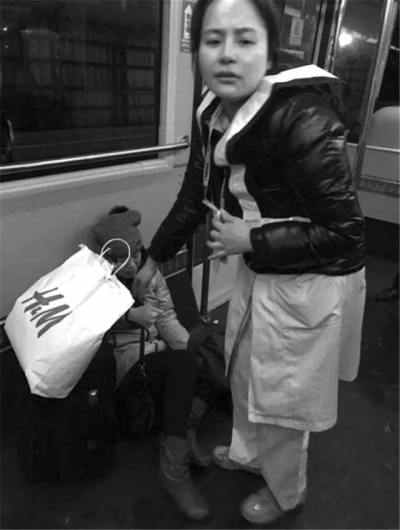 事發(fā)后，一名女乘客（左）受傷。