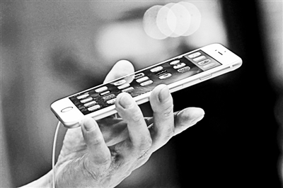 事實(shí)上，很多專業(yè)人士認(rèn)為蘋(píng)果回到美國(guó)生產(chǎn)不切實(shí)際的真正原因在于美國(guó)缺乏足夠的產(chǎn)業(yè)工人和配套產(chǎn)業(yè)鏈。一家風(fēng)險(xiǎn)投資公司的合伙人就表示：“目前美國(guó)在消費(fèi)電子產(chǎn)品領(lǐng)域已經(jīng)不具備供應(yīng)鏈。這種供應(yīng)鏈不僅僅指的是原材料和核心部件，而且還包括具有一定能力的熟練技術(shù)工人?！? complete=