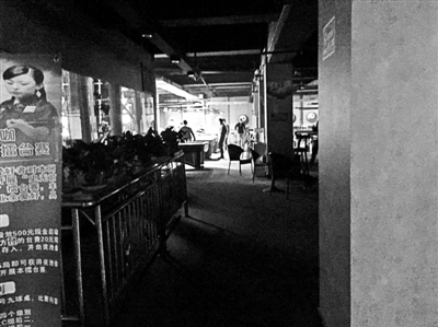 在關(guān)嶺縣，臺球廳成了輟學(xué)孩子消磨時光的最好去處 攝影/本報記者 楊寶璐