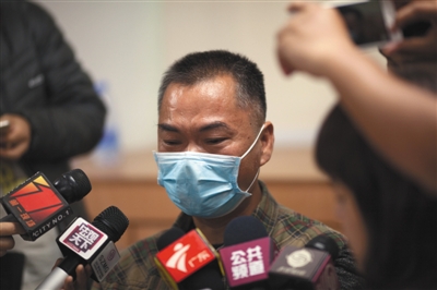 昨日，深圳，羅一笑的父親羅爾接受媒體采訪。圖/視覺(jué)中國(guó)