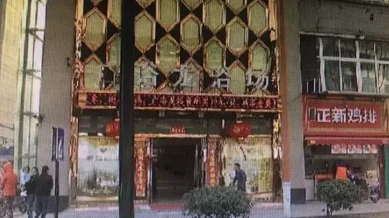 張阿姨說，附近柜臺一名工作人員，說什么也不讓她在這塊走廊哄孫女，幾句不和，雙方吵了起來。