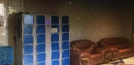 事后一家在浴場里燃放爆竹？