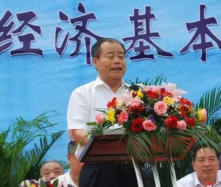 信發(fā)集團發(fā)展成為一家集發(fā)電、供熱、氧化鋁、電解鋁、碳素、燒堿、聚氯乙烯、電石、鋁深加工等產(chǎn)業(yè)于一體的現(xiàn)代化大型企業(yè)集團，位于山東聊城茌平縣。2016年10月，信發(fā)集團董事局主席張學(xué)信在接受山東商報采訪時表示，44年企業(yè)沒有一名員工離職。