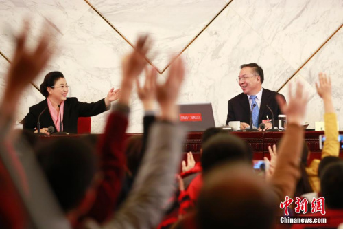 資料圖：2016年3月2日，全國政協(xié)十二屆四次會議新聞發(fā)布會在北京人民大會堂舉行，大會新聞發(fā)言人王國慶(右)回答中外記者提問。中新社記者 盛佳鵬 攝