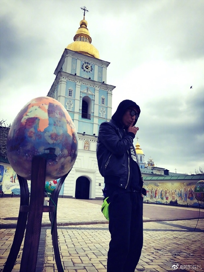 陳羽凡微博曬照，照片中做出閉嘴的手勢