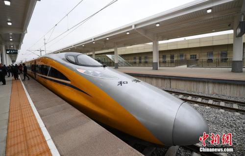 資料圖：2017年3月21日，新型CRH380AJ--0203動車組列車“黃醫(yī)生”從蘭州西車站高速場上線，開始檢測寶蘭客專蘭州西站至東岔站間334公里高鐵行車設(shè)備，寶蘭客專（蘭州局管段）聯(lián)調(diào)聯(lián)試正式啟動。楊艷敏 攝