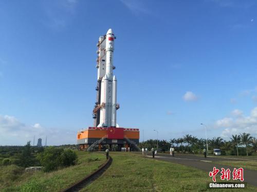 4月17日7時(shí)30分，承載著長征七號(hào)遙二運(yùn)載火箭與天舟一號(hào)貨運(yùn)飛船組合體的活動(dòng)發(fā)射平臺(tái)，垂直轉(zhuǎn)運(yùn)至發(fā)射區(qū)，標(biāo)志著“天舟一號(hào)”飛行任務(wù)正式進(jìn)入發(fā)射階段。閆寧 攝