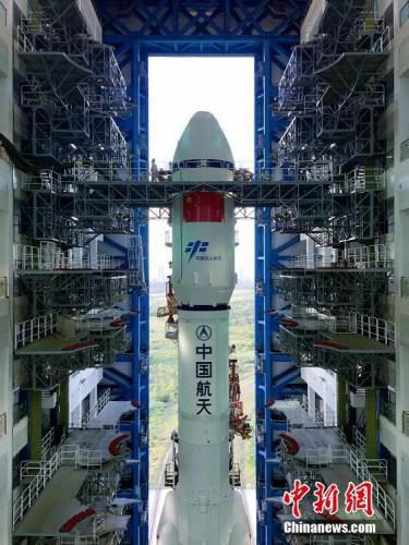 垂直轉(zhuǎn)運(yùn)的順利完成，標(biāo)志著“天舟一號(hào)”飛行任務(wù)正式進(jìn)入發(fā)射階段。張文軍 攝