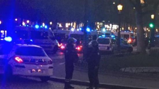 據(jù)英國廣播公司（BBC）消息，巴黎警方稱，巴黎中部發(fā)生槍擊事件，一名警察死亡，另一名受傷。