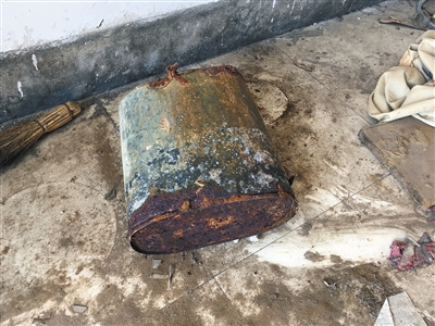 村民參與治理滲坑時使用過的鐵桶，已經(jīng)被嚴(yán)重腐蝕。