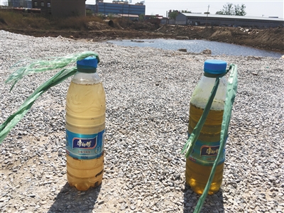 左側(cè)水樣取自化肥廠滲坑經(jīng)過治理的部分，顏色較淺；右側(cè)水樣取自同一滲坑未經(jīng)治理的部分，顏色更深。