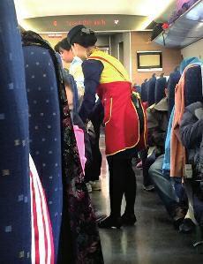 高鐵盒飯價(jià)格過(guò)高問(wèn)題，近年來(lái)已成為社會(huì)熱點(diǎn)話(huà)題。高鐵盒飯價(jià)格緣何居高不下呢？究竟是盒飯企業(yè)壟斷化經(jīng)營(yíng)，還是盒飯的成本高？這都需要高鐵相關(guān)部門(mén)公開(kāi)透明，算出明細(xì)賬。