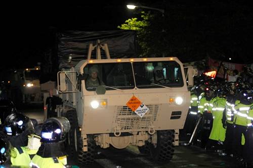 在1000多名警察的護(hù)衛(wèi)下，薩德系統(tǒng)被運(yùn)到星州的高爾夫球場圖據(jù)網(wǎng)絡(luò)