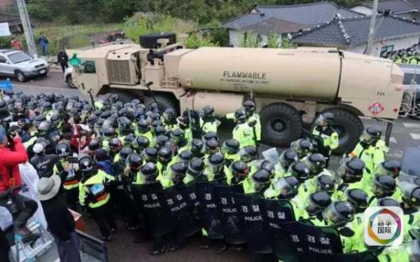 凌晨4時30分左右，駐韓美軍向“薩德”系統(tǒng)部署地星州高爾夫球場運送“薩德”相關(guān)裝備。約有20多輛卡車和軍用拖車進入星州高爾夫球場，其中裝有兩臺導彈發(fā)射架、X波段雷達及作戰(zhàn)指控中心等裝備。