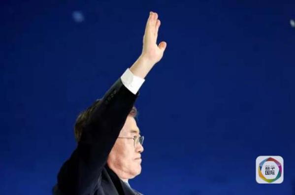 目前民調(diào)領(lǐng)先的共同民主黨候選人文在寅方面當天上午表示，強行在星州部署“薩德”的做法“無視國民意愿和程序”，實際上切斷了下屆政府針對“薩德”相關(guān)政策的判斷余地。