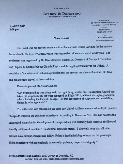 當(dāng)?shù)貢r(shí)間4月27日14點(diǎn)（北京時(shí)間28日凌晨3點(diǎn)），負(fù)責(zé)代理美聯(lián)航暴力拖拽乘客下飛機(jī)一案的律師德梅特里奧給包括央視記者在內(nèi)的媒體發(fā)來郵件，稱美聯(lián)航已與遭暴力拖拽下飛機(jī)的乘客David Dao達(dá)成和解協(xié)議。但作為條件之一，協(xié)議的具體內(nèi)容和涉及的金額保密。