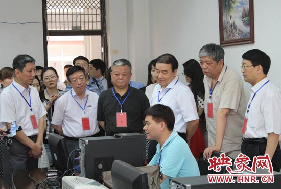 在評卷質(zhì)檢組,工作人員介紹說,今年有四級質(zhì)檢(即小組質(zhì)檢、題組質(zhì)檢、學(xué)科質(zhì)檢、省質(zhì)檢),確保嚴(yán)把質(zhì)量