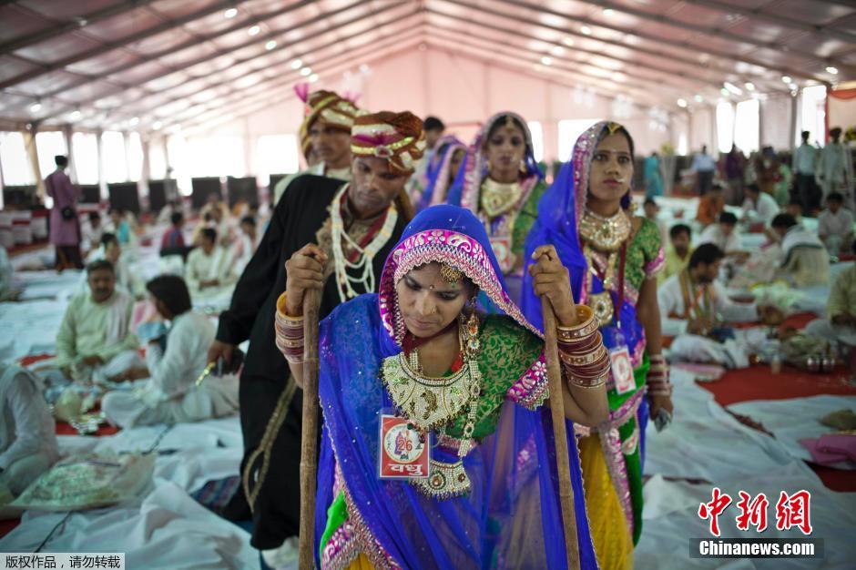 當?shù)貢r間2014年6月15日,印度新德里,印度政府為數(shù)百對貧困新人舉辦集體婚禮。