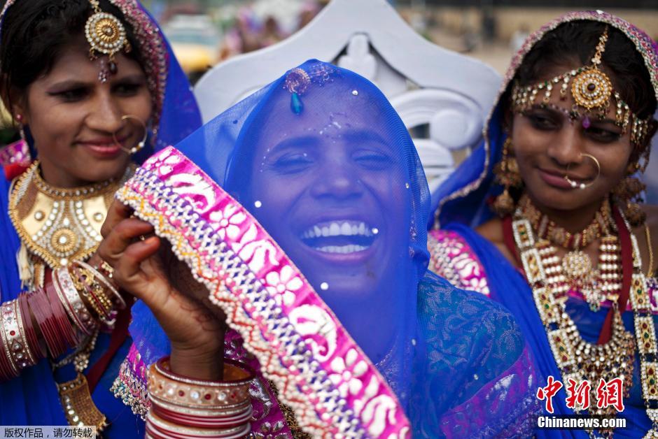 當?shù)貢r間2014年6月15日,印度新德里,印度政府為數(shù)百對貧困新人舉辦集體婚禮。