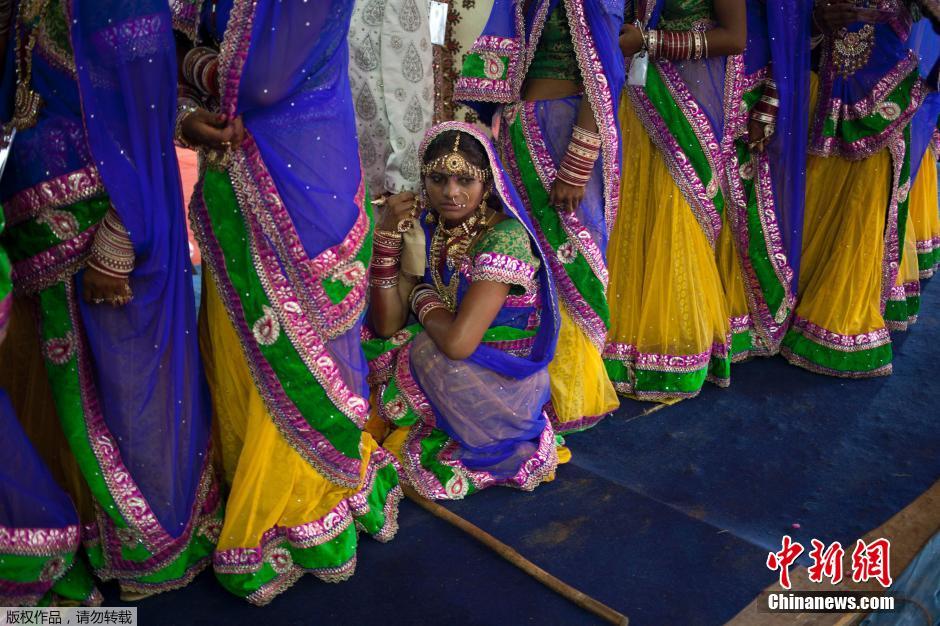 當?shù)貢r間2014年6月15日,印度新德里,印度政府為數(shù)百對貧困新人舉辦集體婚禮。