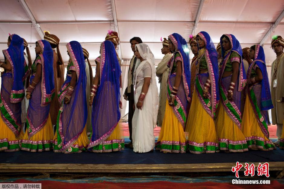 當?shù)貢r間2014年6月15日,印度新德里,印度政府為數(shù)百對貧困新人舉辦集體婚禮。