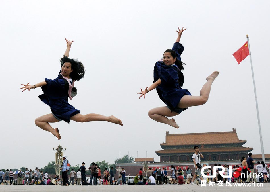 幾名打學生天安門廣場創(chuàng)意留影。圖片來源：金聞/CFP