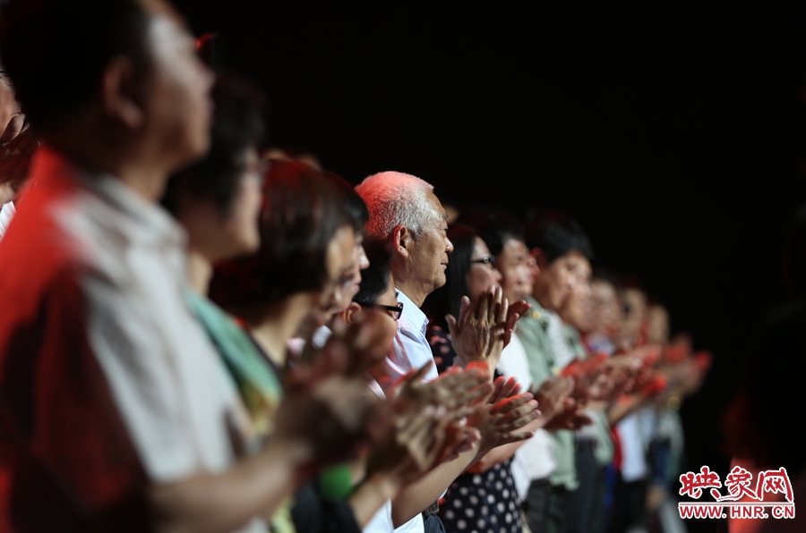 中央電視臺(tái)“時(shí)代楷模”發(fā)布廳，觀眾起立為“編外雷鋒團(tuán)”鼓掌。