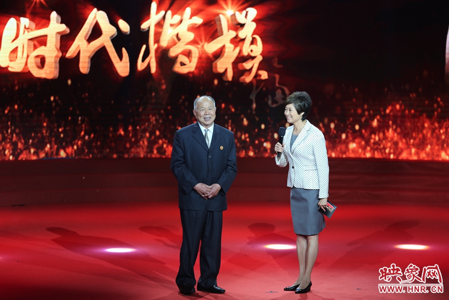 河南鄧州“編外雷鋒團(tuán)”團(tuán)長，在“時(shí)代楷模”發(fā)布廳接受敬一丹訪問。