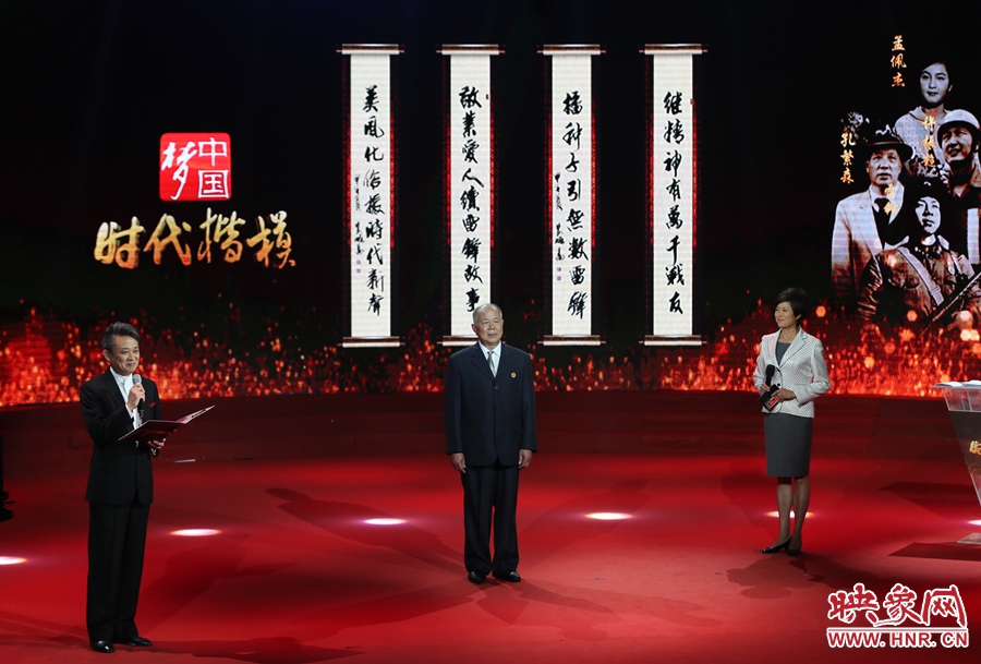 朗誦者現(xiàn)場朗誦贊河南鄧州“編外雷鋒團(tuán)”的楹聯(lián)。