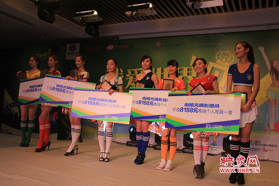 18位足球佳麗通過(guò)自我列紹、旗袍走秀、球衣展示三輪比拼，最終8位選手成功勝出。