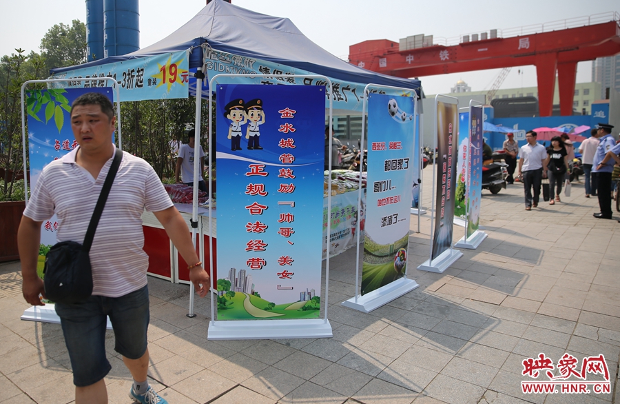 攤位被“圍觀”后，沒有一單生意，過往市民叫好。