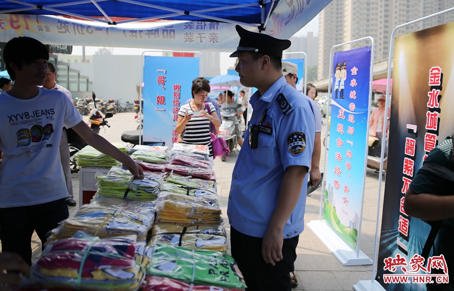 執(zhí)法人員勸導(dǎo)看守攤位的人員搬離，停止非法占道經(jīng)營。