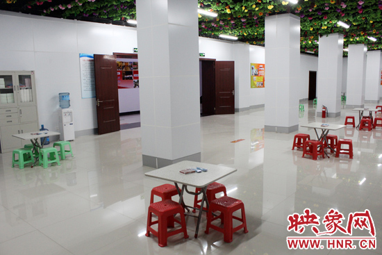 為了給市民納涼避暑創(chuàng)造舒適的環(huán)境，今年鄭州市人防辦加大了投入，對(duì)納涼點(diǎn)進(jìn)行了升級(jí)改造