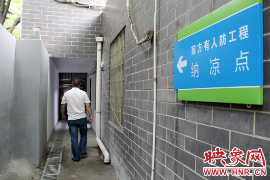 在每一處納涼點(diǎn)均有醒目標(biāo)志，市民可就近前往。