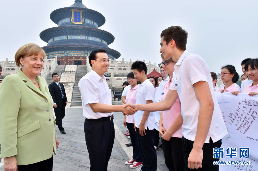 李克強(qiáng)同默克爾與青少年代表親切交流。