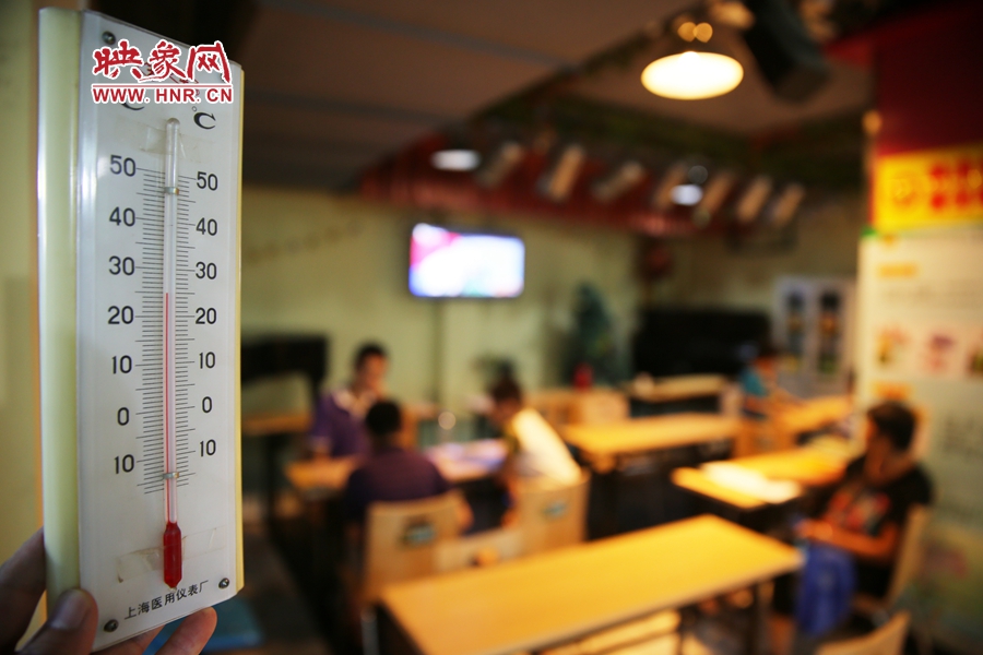 金水區(qū)人防辦（珠江琴行）納涼處，市民在25度的室內(nèi)玩棋牌。