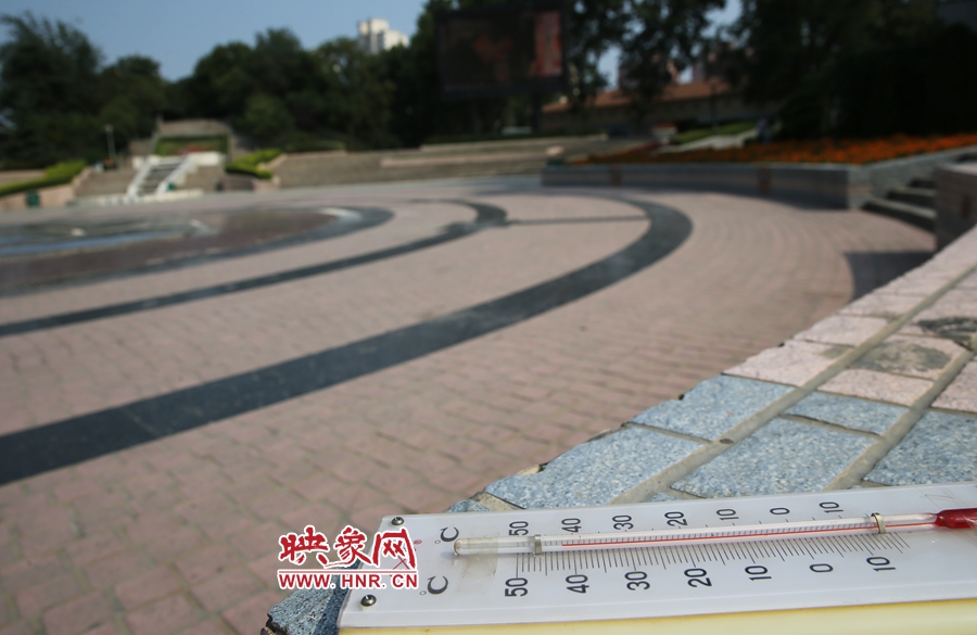 7月8日下午15時(shí)46分，紫荊山公園地表溫度為42度（溫度計(jì)放置地面測(cè)量），比人防納涼處高17度。