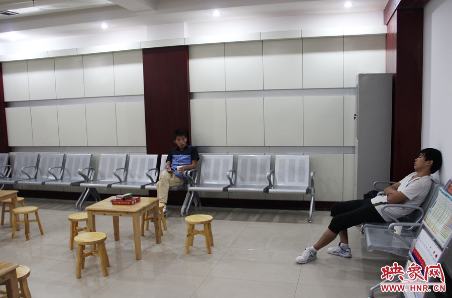 中原區(qū)人防納涼場(chǎng)所（桐柏路與中原路交叉口），市民在22度的室內(nèi)休息，并配有棋牌和飲用水。