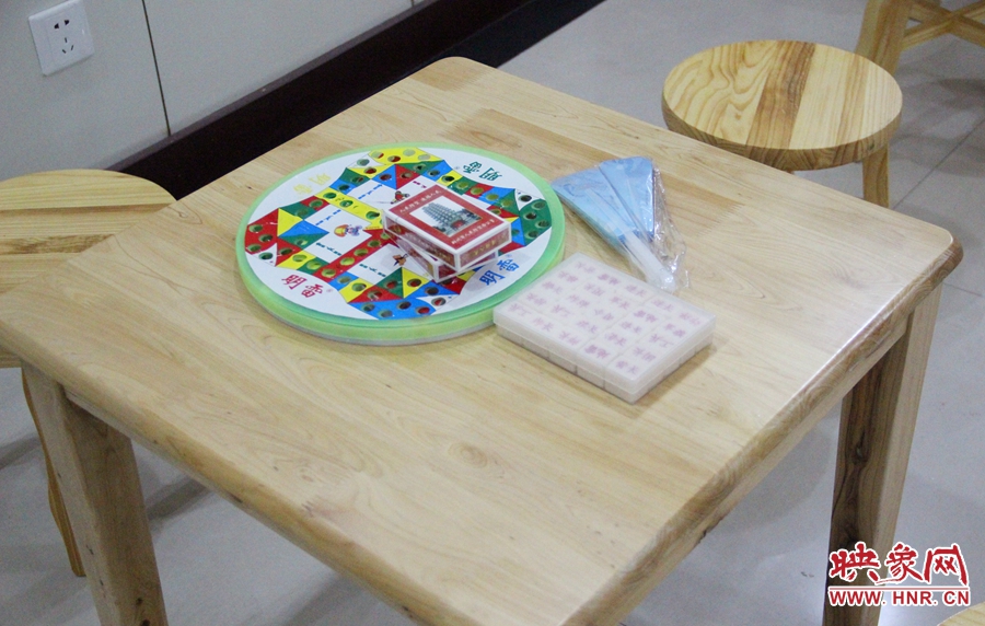 中原區(qū)人防納涼場(chǎng)所（桐柏路與中原路交叉口）內(nèi)配備的棋牌和扇子。