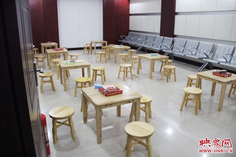 中原區(qū)人防納涼場(chǎng)所（桐柏路與中原路交叉口），內(nèi)部環(huán)境干凈整潔。