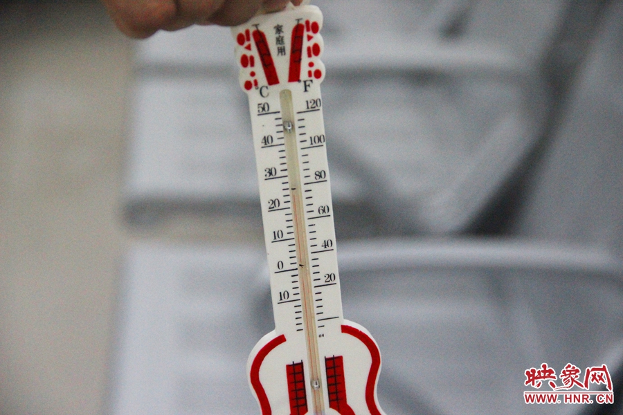 中原區(qū)人防納涼場(chǎng)所（桐柏路與中原路交叉口），室內(nèi)溫度達(dá)24度，相比中原區(qū)室外溫度低14度。