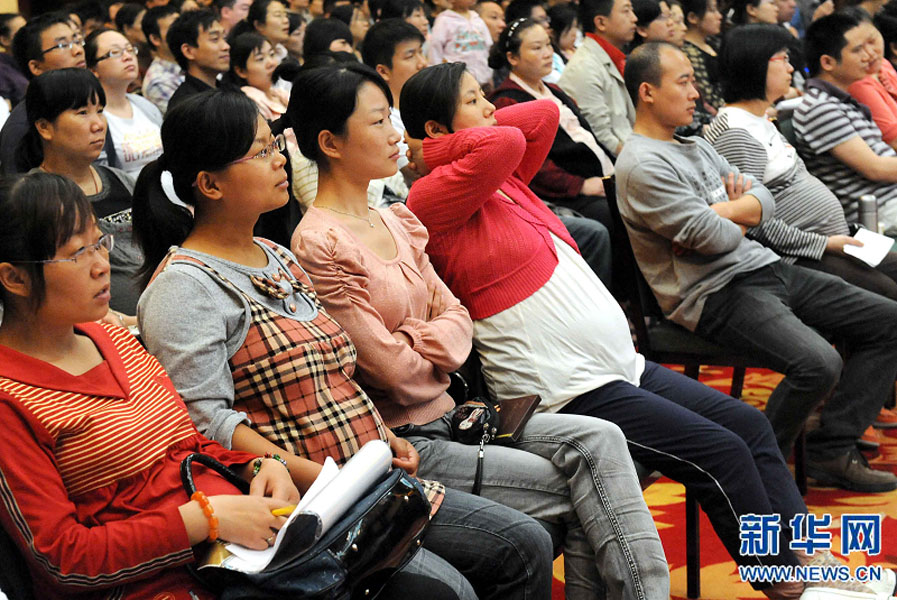 “準(zhǔn)媽媽”和“準(zhǔn)爸爸”們在鄭州市舉行的一場金色“孕”律音樂會現(xiàn)場欣賞搖籃曲（2011年5月8日攝）。