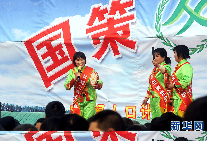 說唱演員在河南省寶豐縣街頭宣傳計劃生育政策（2008年2月19日攝）。