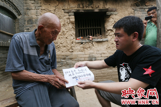 映象網記者親手將網友捐款交到老人手中。