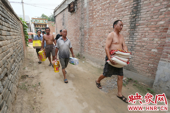 映象網記者為老人帶來大米糧油等生活物資。
