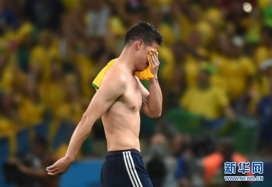 7月4日，哥倫比亞隊(duì)球員羅德里格斯退場(chǎng)時(shí)掩面而泣。