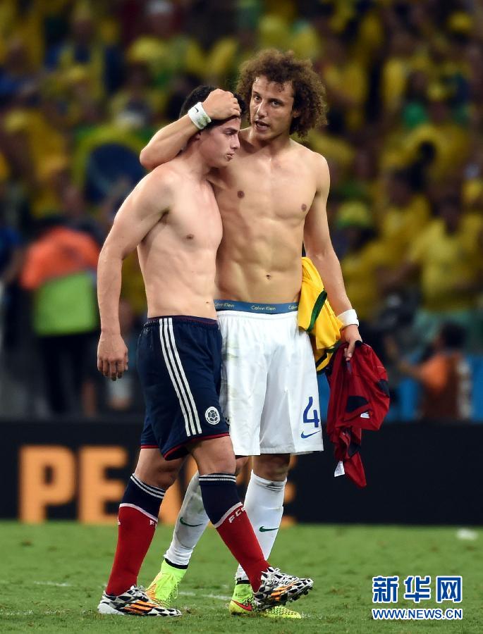 圖為7月4日，巴西隊(duì)球員路易斯（右）賽后安慰哥倫比亞隊(duì)球員羅德里格斯。