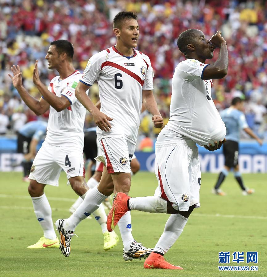 6月14日，哥斯達(dá)黎加隊(duì)球員喬·坎貝爾（右一）進(jìn)球后將足球塞進(jìn)衣服內(nèi)慶祝。